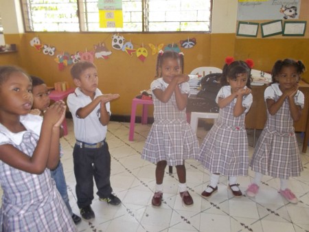 Niños cantando