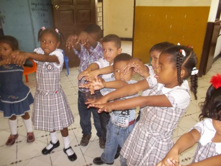 Niños cantando
